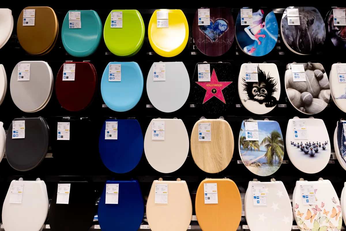 Eine Wand voller bunter Klodeckel im Do it + Garden in Wetzikon. 